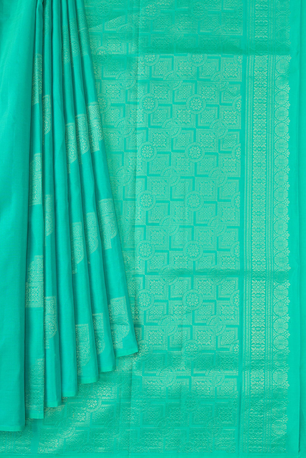 Pleats and pallu of Sea Green Dual Tone Kanjivaram Silk Saree with Zari Butta on the body and Without Border. 