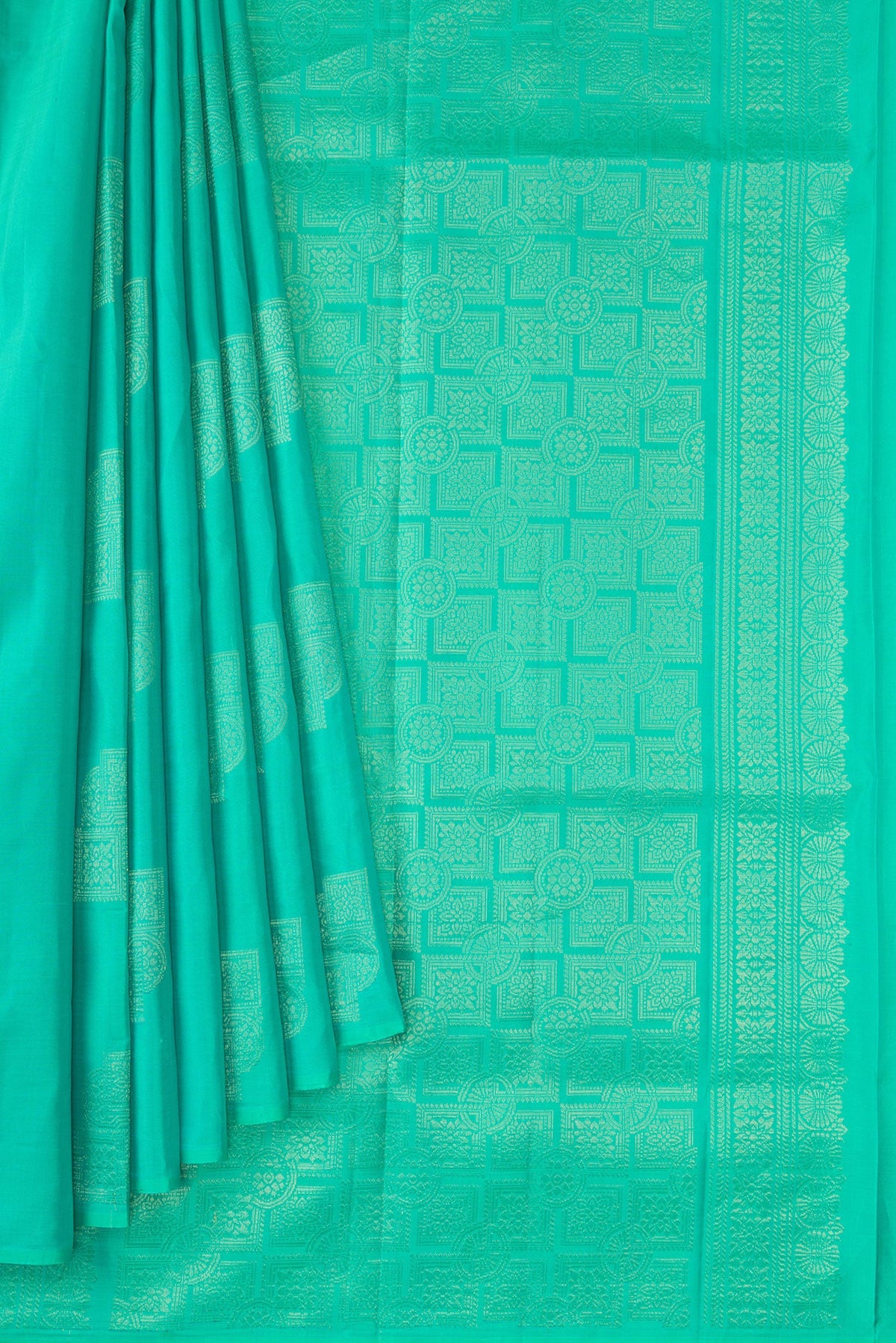 Pleats and pallu of Sea Green Dual Tone Kanjivaram Silk Saree with Zari Butta on the body and Without Border. 